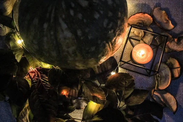 Noche Helloween Composición Con Calabaza Hojas Velas Luz Cálida Fría — Foto de Stock