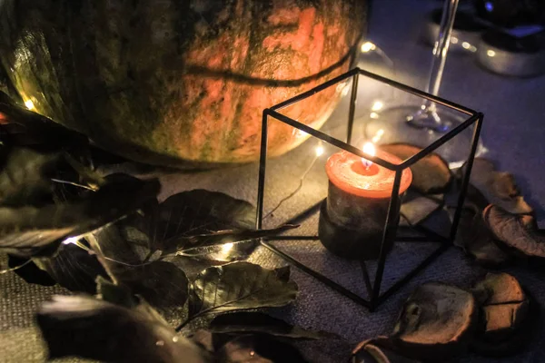 Νύχτα Helloween Σύνθεση Κολοκύθα Φύλλα Και Κεριά Θερμό Και Ψυχρό — Φωτογραφία Αρχείου