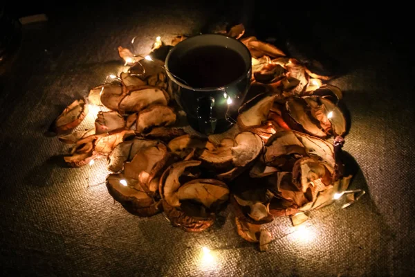 Nachtkomposition Mit Getrocknetem Apfel Dekoration Und Tasse Tee Warme Girlande — Stockfoto