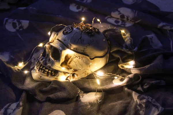 Calavera Helloween Oscuridad Con Una Guirnalda — Foto de Stock