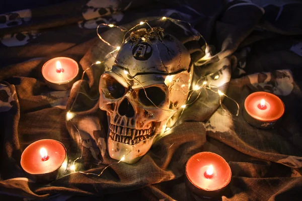 Caveira Halloween Escuro Com Uma Grinalda Luz Quente Velas Castanhas — Fotografia de Stock