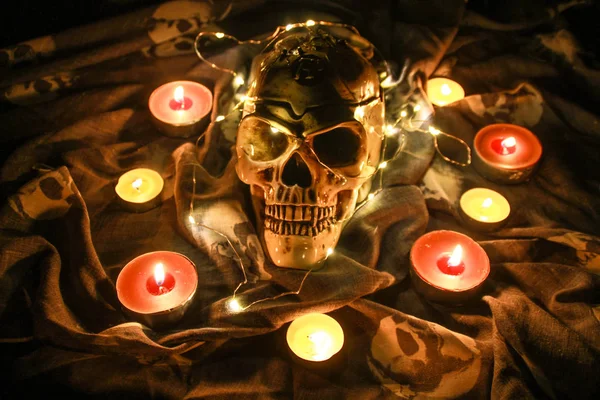 Caveira Halloween Escuro Com Uma Grinalda Luz Quente Velas Castanhas — Fotografia de Stock
