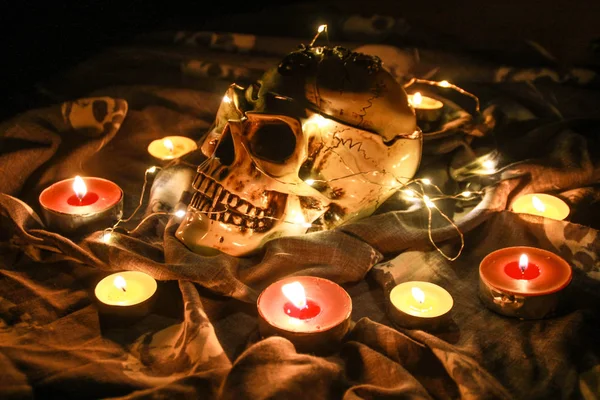 Helloween Totenkopf Der Dunkelheit Mit Einem Kranz Warmes Licht Und — Stockfoto