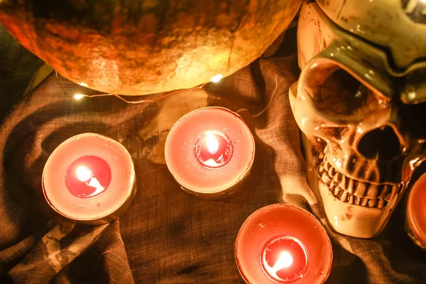 Caveira Halloween Abóbora Escuro Com Uma Grinalda Luz Quente Velas — Fotografia de Stock