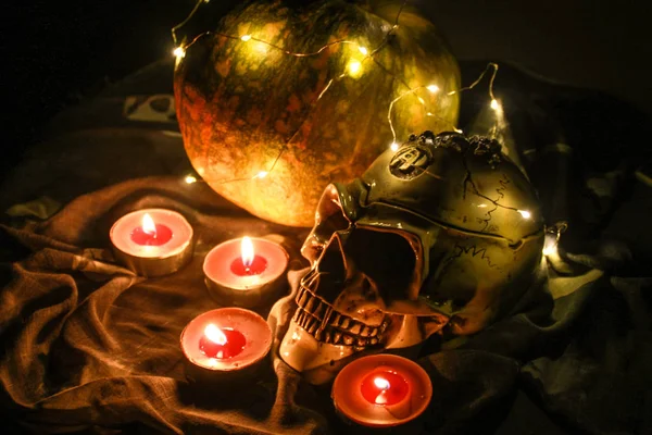 Caveira Halloween Abóbora Escuro Com Uma Grinalda Luz Quente Velas — Fotografia de Stock