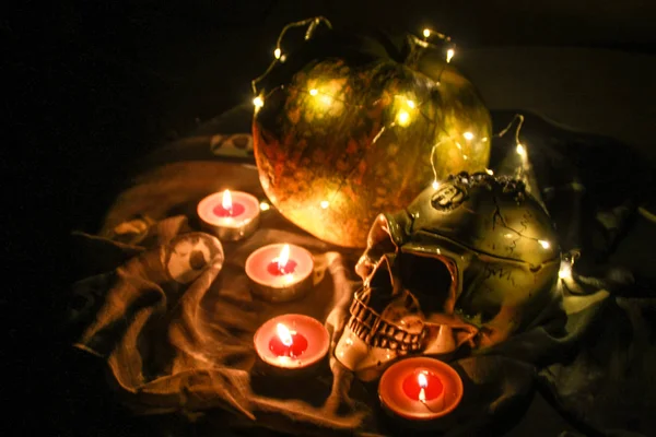 Caveira Halloween Abóbora Escuro Com Uma Grinalda Luz Quente Velas — Fotografia de Stock