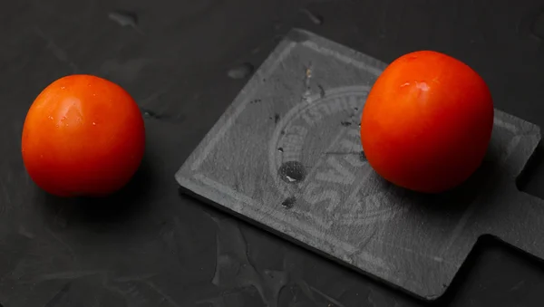 Dois Tomates Uma Chuva Cerâmica Cinza Comida Saborosa Para Suas — Fotografia de Stock