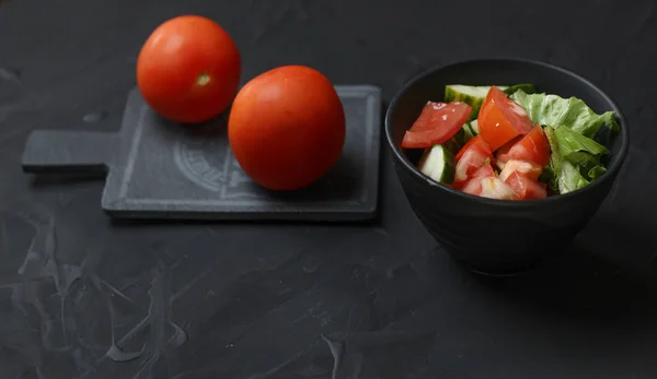 Dois Tomates Uma Chuva Cerâmica Cinza Com Tigela Salada Comida — Fotografia de Stock
