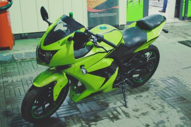 Yeşil spor motosiklet. Sportbike güzel fotoğraf. Motorcike Ninja.Kawasaki Ninja 250r.
