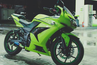 Yeşil spor motosiklet. Sportbike güzel fotoğraf. Motorcike Ninja.Kawasaki Ninja 250r.