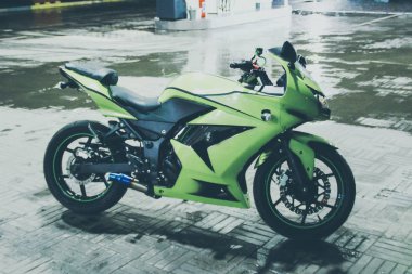 Yeşil spor motosiklet. Sportbike güzel fotoğraf. Motorcike Ninja.Kawasaki Ninja 250r.