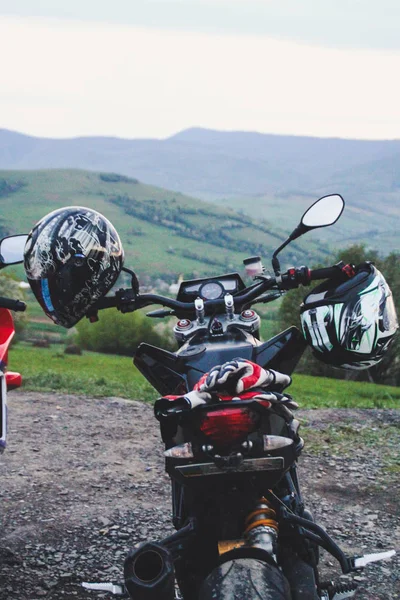 Мотоцикл Шлемы Видом Горы Путешествовать Мотоциклах Украинские Карпаты — стоковое фото