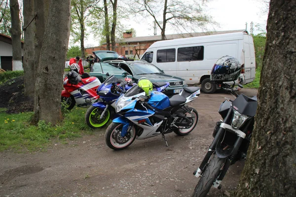 Motos Deportivas Están Cerca Casa Moto Azul Roja Negra Motociclistas — Foto de Stock