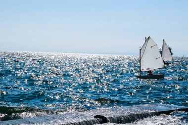 Thessaloniki, Yunanistan'ın şehirde sahil. Akdeniz tatil. Rüzgar Sörfü.