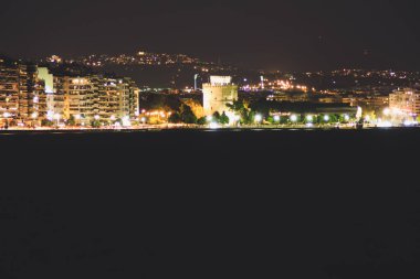 Plaj akşam Selanik, Greece.Night fener. Gece şehir ışık.
