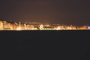 Plaj akşam Selanik, Greece.Night fener. Gece şehir ışık.