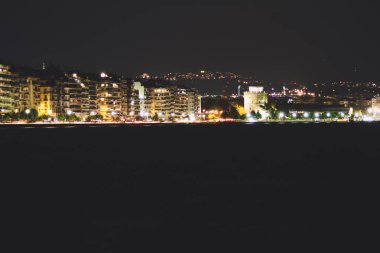 Plaj akşam Selanik, Greece.Night fener. Gece şehir ışık.