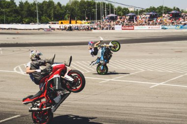 Ukrayna Şampiyonası sürüklenen. İlk aşamada. Arabalar ve STANR motosiklet gösterir. Tuning arabalar.