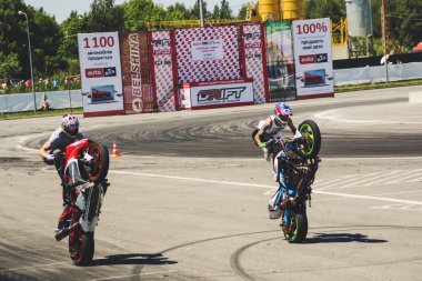 Ukrayna Şampiyonası sürüklenen. İlk aşamada. Arabalar ve STANR motosiklet gösterir. Tuning arabalar.