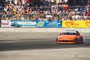 Ukrayna Şampiyonası sürüklenen. İlk aşamada. Arabalar ve STANR motosiklet gösterir. Tuning arabalar.