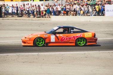 Ukrayna Şampiyonası sürüklenen. İlk aşamada. Arabalar ve STANR motosiklet gösterir. Tuning arabalar.