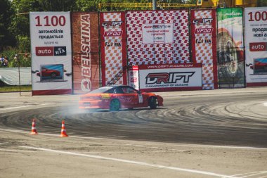 Ukrayna Şampiyonası sürüklenen. İlk aşamada. Arabalar ve STANR motosiklet gösterir. Tuning arabalar.