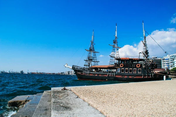 Thessaloniki, Yunanistan'ın şehirde sahil. Akdeniz tatil. İnsanlar ile eski bir tekne