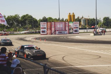 Ukrayna Şampiyonası sürüklenen. İlk aşamada. Arabalar ve STANR motosiklet gösterir. Tuning arabalar.