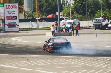 Ukrayna Şampiyonası sürüklenen. İlk aşamada. Arabalar ve STANR motosiklet gösterir. Tuning arabalar.