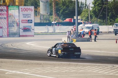 Ukrayna Şampiyonası sürüklenen. İlk aşamada. Arabalar ve STANR motosiklet gösterir. Tuning arabalar.