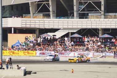 Ukrayna Şampiyonası sürüklenen. İlk aşamada. Arabalar ve STANR motosiklet gösterir. Tuning arabalar.