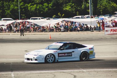 Ukrayna Şampiyonası sürüklenen. İlk aşamada. Arabalar ve STANR motosiklet gösterir. Tuning arabalar.