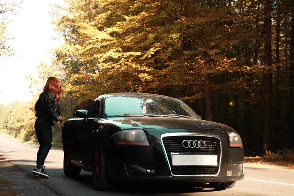 Mooie Zwarte Auto Herfst Bos Audi Met Rode Schijven Buiten — Stockfoto