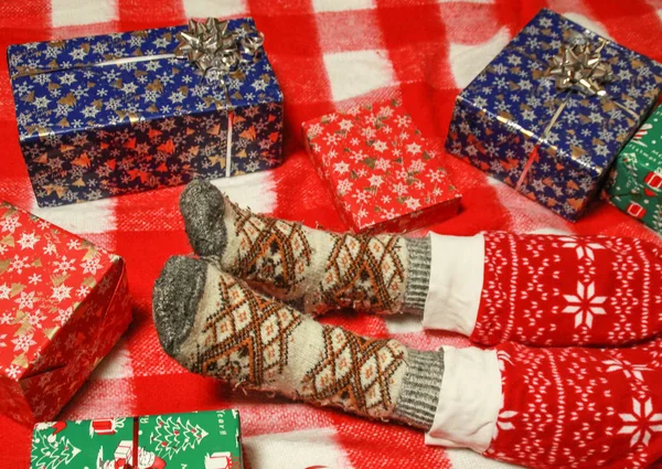 Жіночі Ноги Теплих Вовняних Шкарпетках Орнаментом Новорічний Різдвяний Декор Кульки — стокове фото