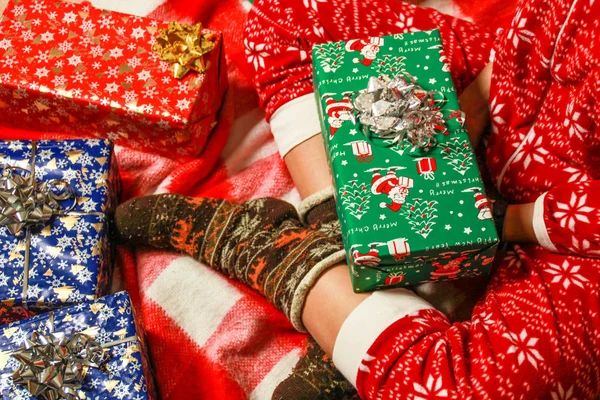 Дівчинка Сидить Обіймає Новорічні Подарунки Різдвяні Коробки Подарункова Картка Чорна — стокове фото