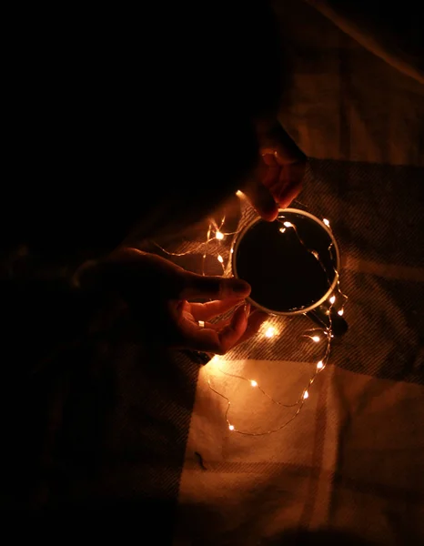 Ambiente Doméstico Conforto Cores Quentes Uma Caneca Chá Nas Mãos — Fotografia de Stock