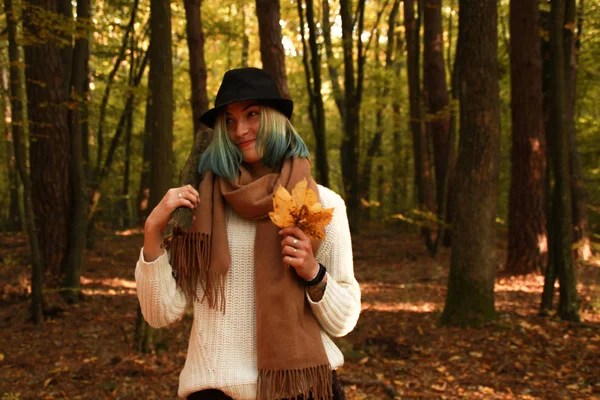 Blondes Mädchen Mit Blauen Enden Strickpullover Und Hut Herbst Ist — Stockfoto