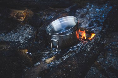 Kazan dağlarında. Gıda ateşte pişirilir. Yürüyüş için kaplar. Seyahat.