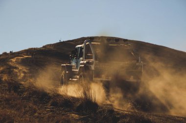 Karpatlar Offroad araba. Dağlar Mount Gimbia seyahat arabayla. Sonbahar dağ manzaraları.