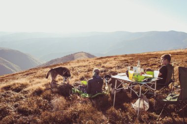 Piknik dağlarda. Ukraynalı Karpat Dağları. Şahin seyahat. Dağ silsilesi bakan öğle yemeği.