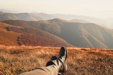Ukraynalı Karpat Dağları. Bacaklar Dağları nın arka planı. Seyahat. Sonbahar atmosfer. Sıcak sonbahar günü. Sarı ağaçlar