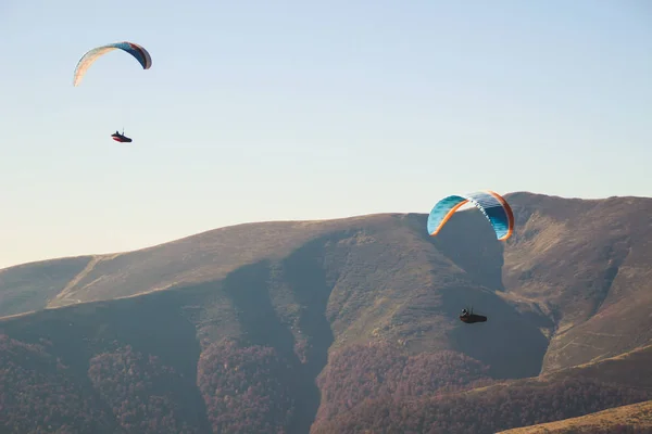 Gleitschirmfliegen Den Ukrainischen Karpaten Menschen Fallschirmbergen Herbstlandschaften Einem Sonnigen Tag — Stockfoto