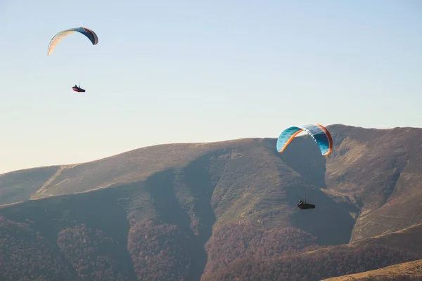 Parapendio Nei Carpazi Ucraini Gente Sulle Montagne Del Paracadute Paesaggi — Foto Stock