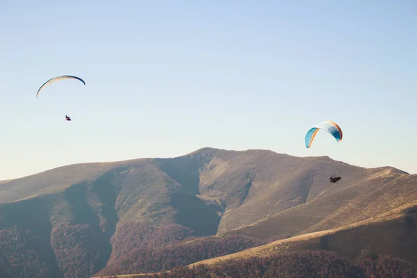 Gleitschirmfliegen Den Ukrainischen Karpaten Menschen Fallschirmbergen Herbstlandschaften Einem Sonnigen Tag — Stockfoto