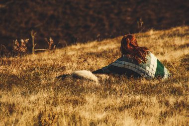Yeşil desen çalma husky ile otantik bir panço bir kız. Sonbahar zaman içinde Ukrayna Karpatlar. Sıcak renkli yeşil yaprakları. Ormanlar ve dağlar üst görünümden. Köpekle seyahat
