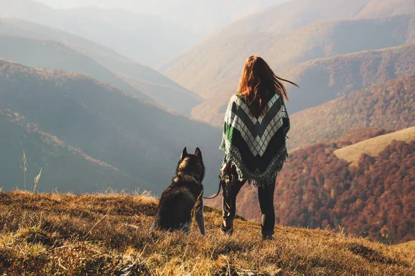 Girl Authentic Poncho Green Pattern Play Husky Ukrainian Carpathians Autumn — Stock Photo, Image