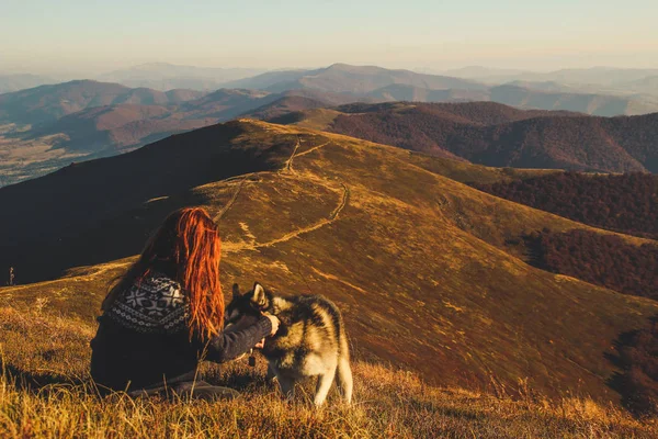 Menina Cabelo Vermelho Camisola Azul Com Ornamento Brincar Com Husky — Fotografia de Stock