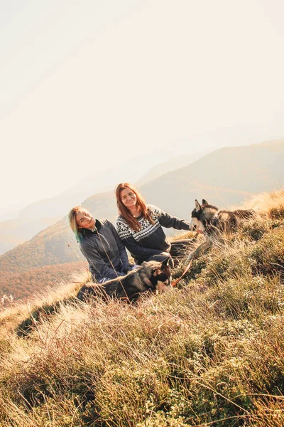 Duas Garotas Topo Monte Brincam Com Dois Husky Cárpatos Ucranianos — Fotografia de Stock