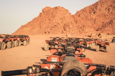 Mısır çölde. Sharm el Sheikh. Kum ve kum Borkhan. Rock ve günbatımı. Dört döngüsü seyahat. Gezi insanlarla.