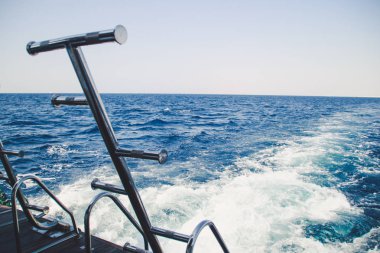 Dalgalar sonra bir yat. Deniz meltemi. Chervone deniz, Sharm el Sheikh. Mısır. Bir gemide yolculuk.